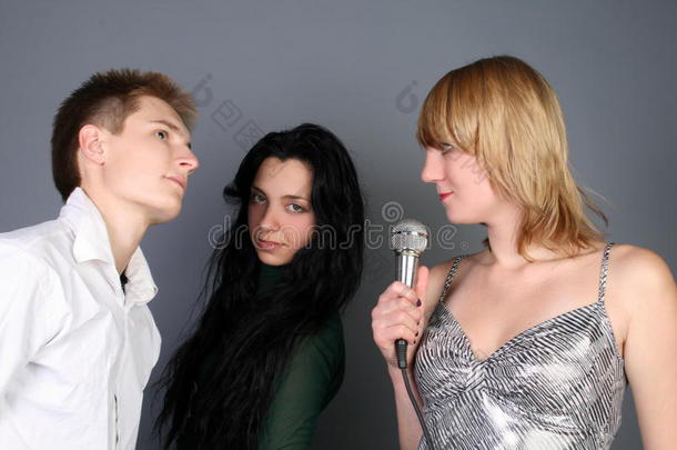 三个朋友唱歌
