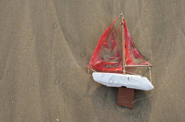 丢失的玩具船从上面冲上了海滩