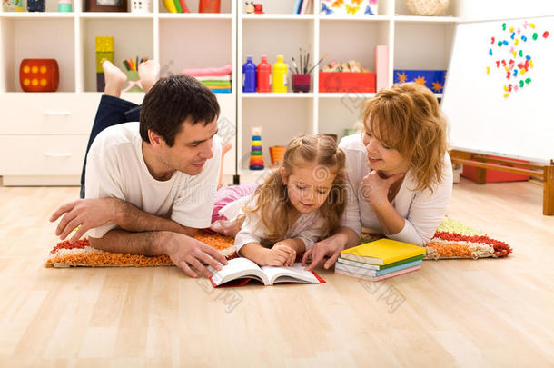快乐家庭在儿童室阅读