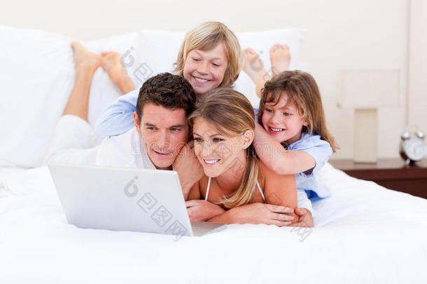 爱心家庭看笔记本电脑