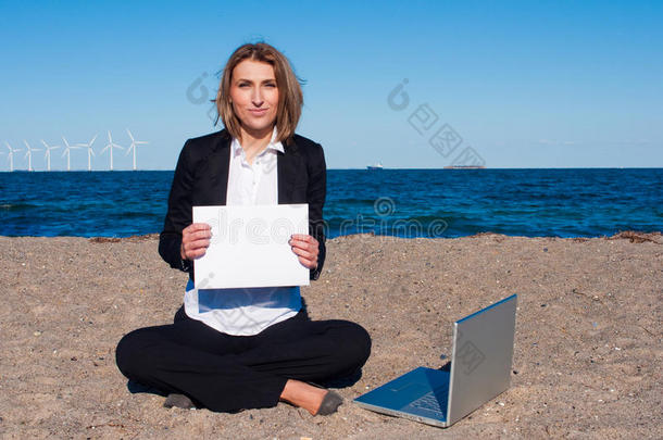 沙滩上的女商人，带着笔记本电脑、文案室
