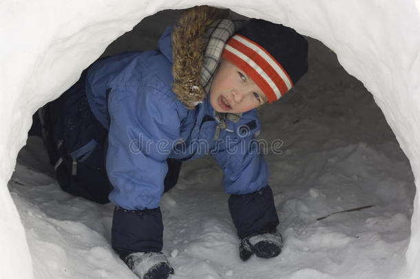 雪洞里的男孩。