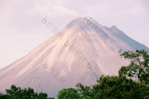 阿雷纳火山