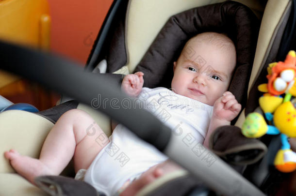 坐在<strong>汽车座椅</strong>上的两个月大的婴儿