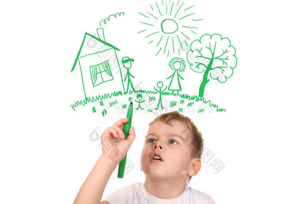 男孩用毡尖笔、拼贴画画画他的家庭