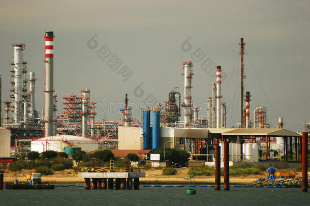 大型炼油厂-油气厂。