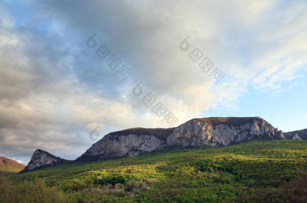 晚春山景（克里米亚）