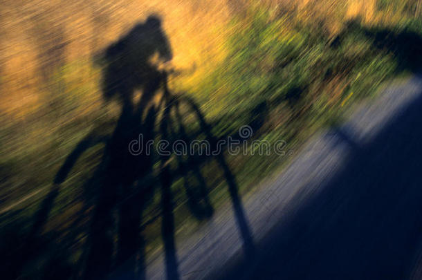骑自行车的影子呼啸而过