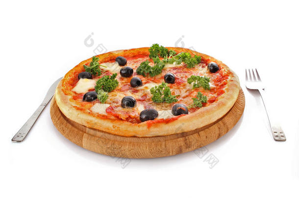 盘中有橄榄的披萨