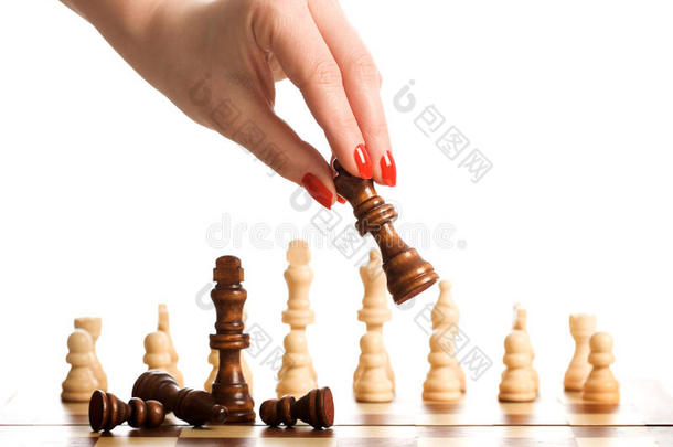 象棋与女子手