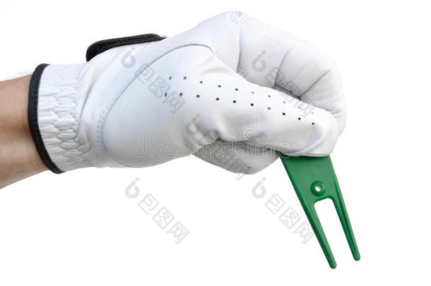 高尔夫球手拿着球痕修复工具