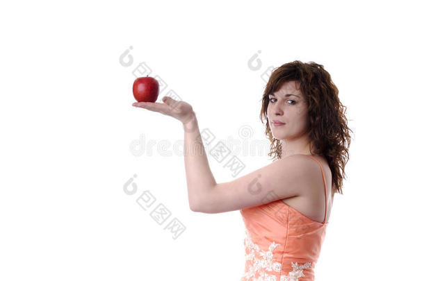 身穿晚礼服的年轻女子献上一个苹果