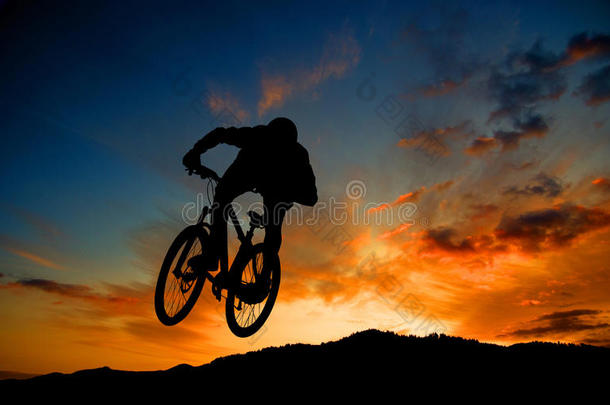 夕阳下的自行车运动员剪影