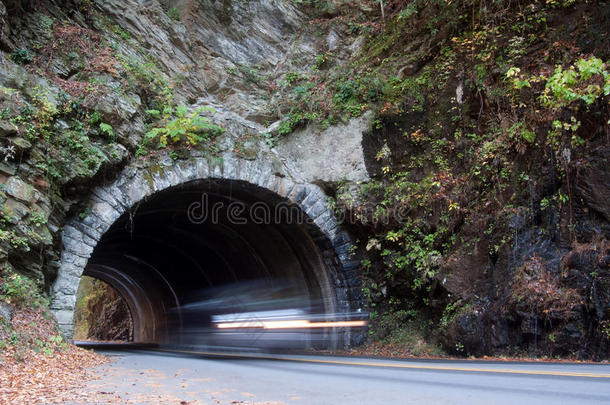 汽车通过山岭隧道