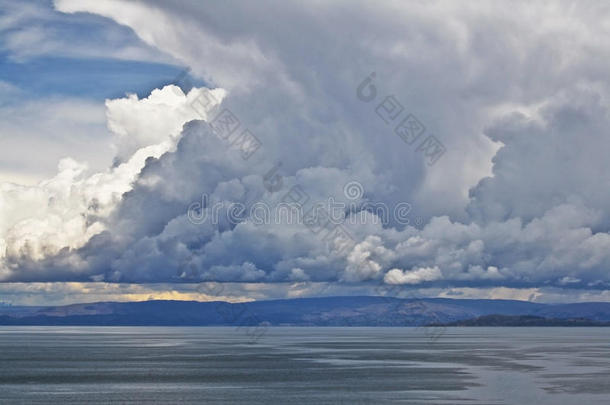 秘鲁喀喀湖壮观的云景