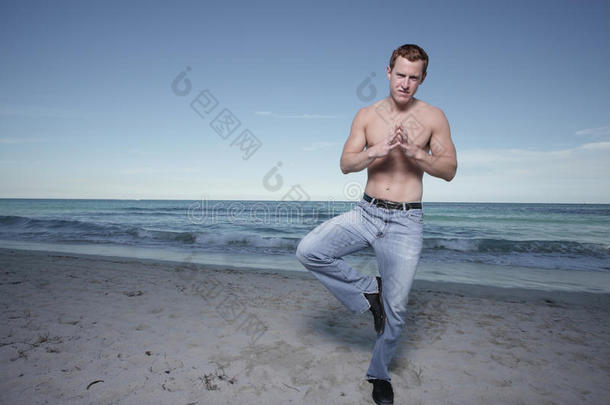在海滩上<strong>练瑜伽</strong>的男人