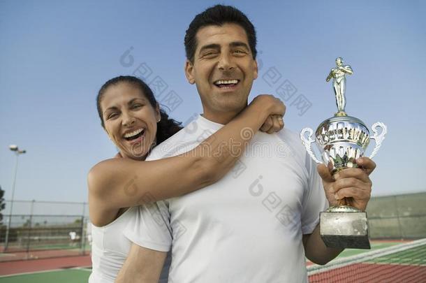 混双网球运动员手捧奖杯