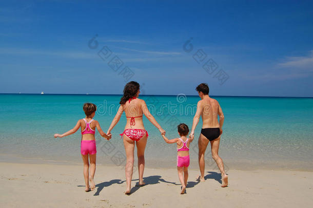 我们去游泳吧！家庭海滩度假