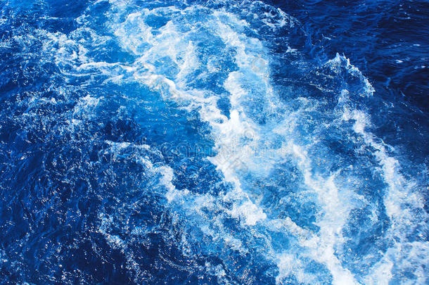 <strong>狂风暴雨</strong>的蓝色海浪