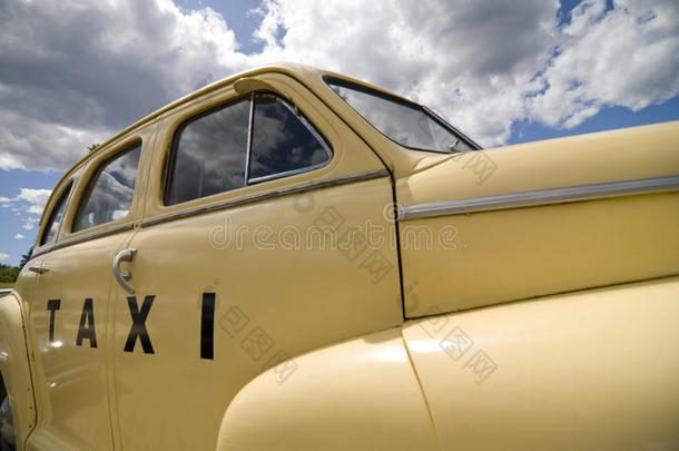 淡黄色老式出租车