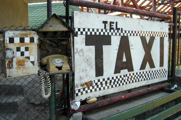 出租车横幅和一个打给出租车的固定电话