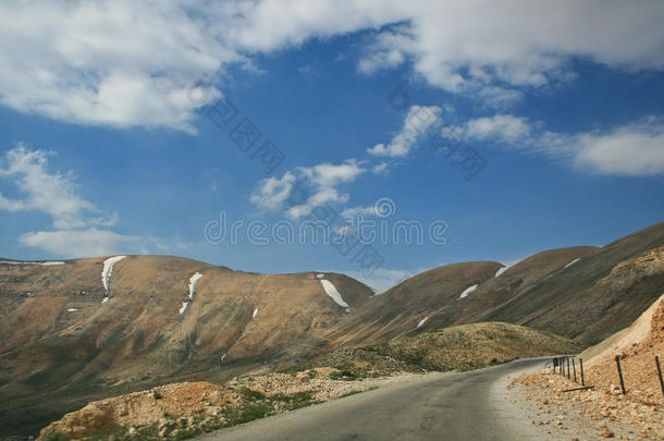 黎巴嫩最高峰的山路