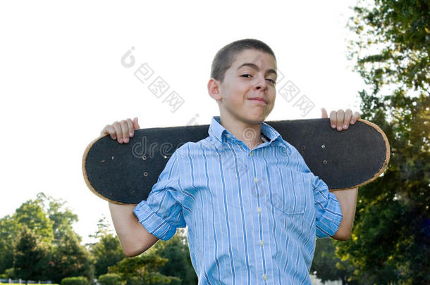 少年玩滑板