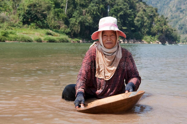 女人在河里淘金