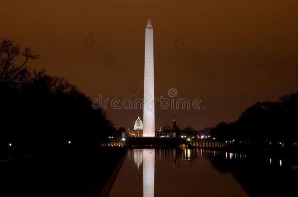 黑暗中的<strong>美国国会</strong>大厦和华盛顿纪念碑