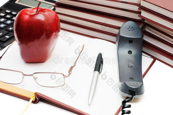 书上的电话、苹果和眼镜
