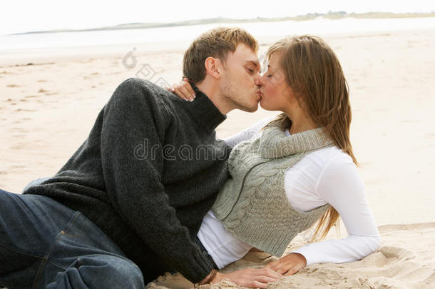 一对浪漫的年轻夫妇在海滩上接<strong>吻</strong>的<strong>画</strong>像