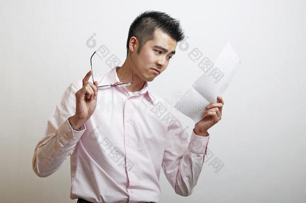 一个年轻的亚洲人在读一封信