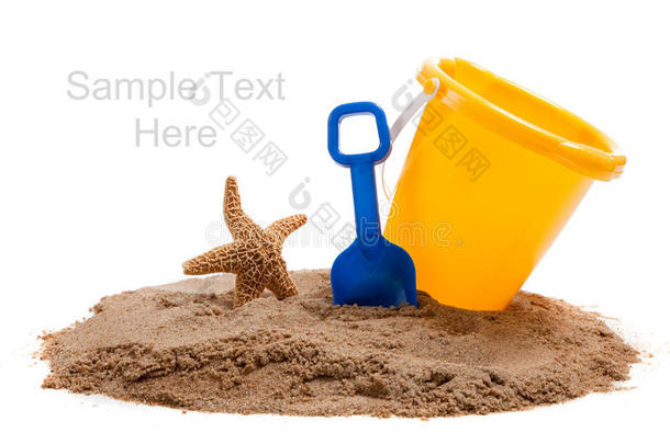 用蓝色铲子和海星在海滩上打水桶