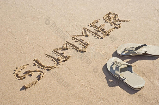 凉鞋和夏日沙滩上的文字