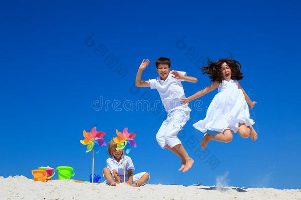 孩子们在沙滩上跳