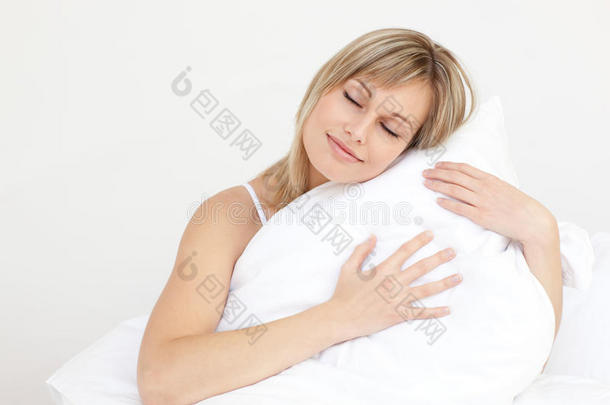 坐在床上抱着垫子的女人