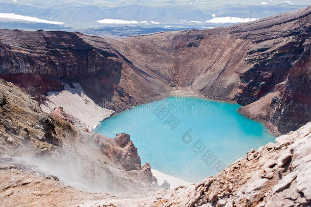 在火山口