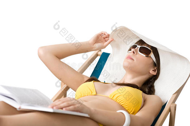 海滩女人穿着比基尼躺在日光浴