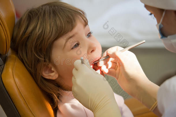 女孩在医务室<strong>定期</strong>检查牙齿
