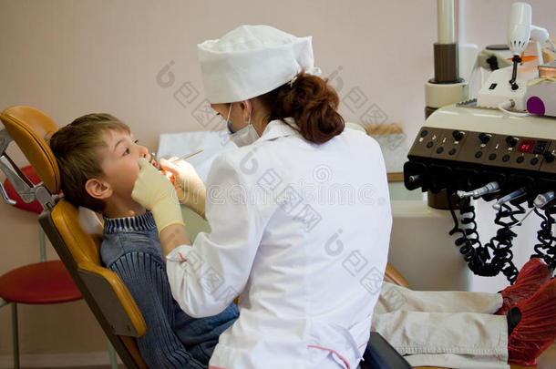 男孩在医务室<strong>定期</strong>检查牙齿