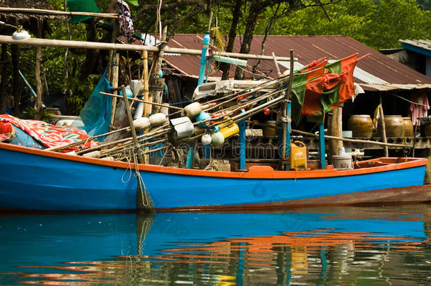 小村庄里的渔船
