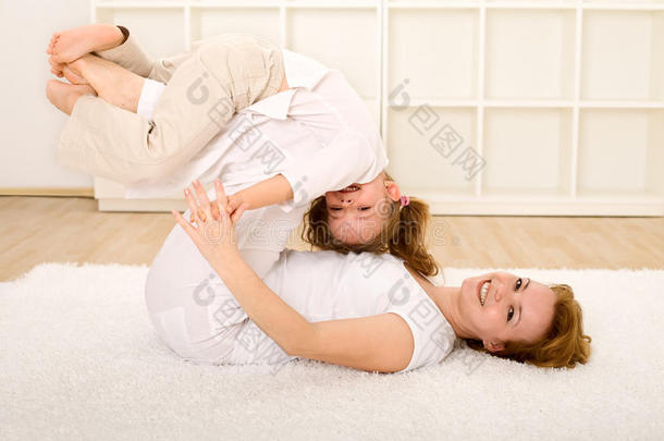 女人和小女孩在地板上玩得很开心