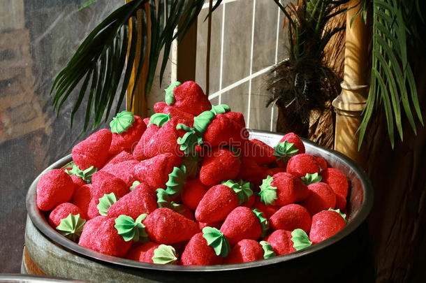 巨大的草莓糖果，成堆的糖果