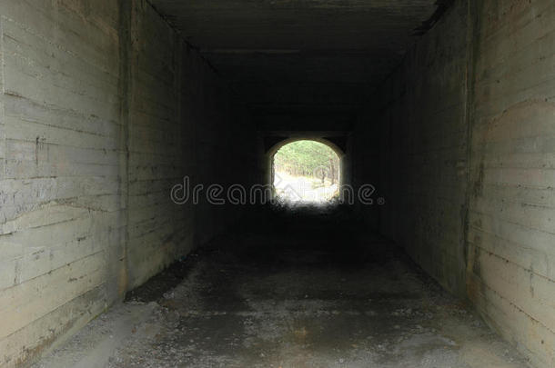 黑暗隧道