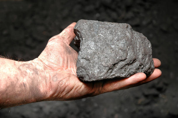 矿工手里的煤
