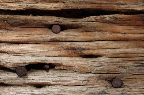 旧木头上生锈的钉子