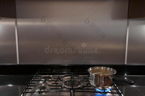 现代厨房<strong>煤气灶</strong>上的不锈钢锅