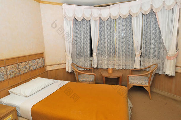 带家具的现代酒店客房单人床