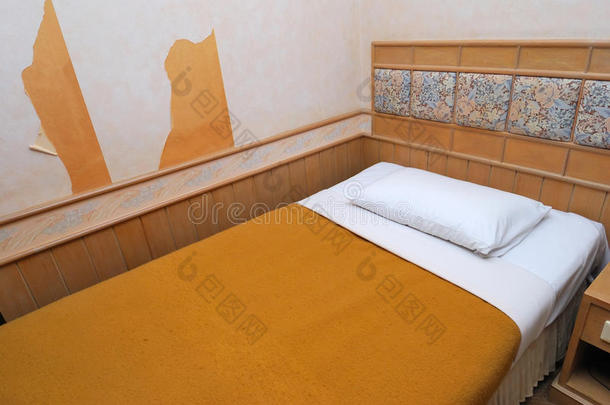旧酒店房间的单人床