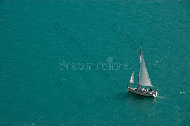蓝湖背景上的孤舟